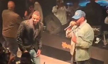 أحمد الفيشاوي يظهر في حفل غنائي بعد شهر من وفاة والدته سمية الألفي