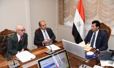 وزير الشباب والرياضة يبحث مستجدات التعاون المشترك مع الجامعة البريطانية بمصر
