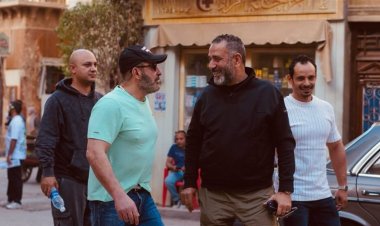 دعمًا لزملائه.. أحمد السقا يزور لوكيشن تصوير "مناعة" بعد أزمته الأخيرة