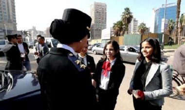 في ثاني أيام العيد.. الشرطة توزع الهدايا على المواطنين بالشوارع | صور