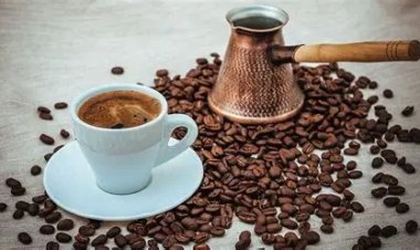 تحذير طبي: القهوة على الريق في رمضان قد تسبب الحموضة وارتجاع المريء