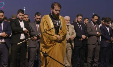 أدهم نابلسي يظهر إمامًا بالمصلين بعد اعتزاله الفن نهائيًا