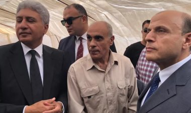 تقديرًا لأمانته.. وزير الآثار يهدي مكتشف تمثال رمسيس في الغربية رحلة عمرة