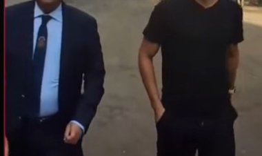  لحظة وصول رمضان صبحي إلى المحكمة بصحبة محاميه أشرف عبد العزيز