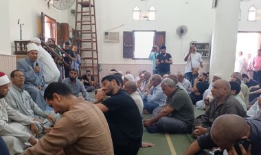 محمد الشناوي يؤدي صلاة الجنازة على روح والده