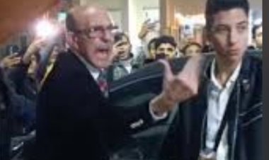 خرج غاضبا.. محمد صبحي يقود سيارته بنفسه بعد غياب سائقه عن استقباله