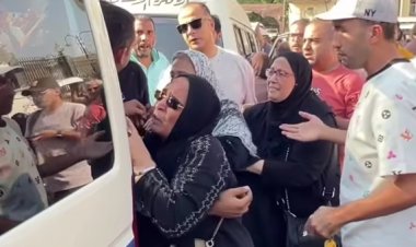 دخلت في نوبة بكاء.. انهيار والدة الفنان الراحل عمرو محمد علي خلال تشييع جنازته من مسجد السيدة نفيسة