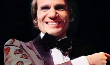 العندليب يهدي ميكروفونه الذهبي للمطرب الصاعد محمود راتب