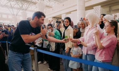 عزيز مرقة يفاجئ ركاب مترو القاهرة بحفل غنائي داخل محطة عدلي منصور
