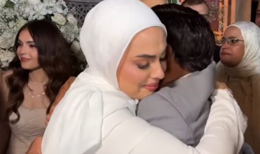 فريدة ابنة محمد هنيدي تبكي وتحتضن والدها في عقد قرانها