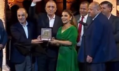 تكريم النجمة أصالة من وزير الثقافة الأردني في ختام مهرجان جرش