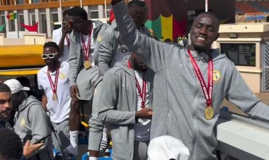 بعد التتويج بأمم إفريقيا.. استقبال كبير للاعبي السنغال في شوارع "داكار" | صور