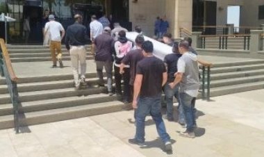 وصول جثمان سهام جلال لمسجد حسن الشربتلي تمهيدًا لصلاة الجنازة
