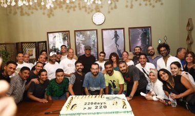 احتفال كريم فهمى وصبا مبارك ببدء تصوير مسلسل «220 يوم»