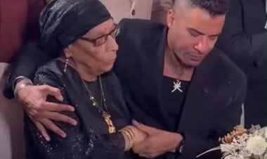 يبكي ويقبل يد والدته.. لقطات مؤثرة من حفل زفاف شقيق حسن شاكوش