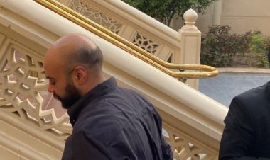 وصول حاتم صلاح إلى عزاء والده بمسجد الرحمن الرحيم