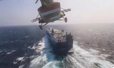 الحوثيون يشنون هجمات باليستية على السفن في البحر الأحمر