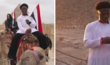 اليوتيوبر الأمريكي «سبيد» يزور الأهرامات مرتديًا قميص منتخب مصر ويرفع العلم