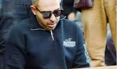 قبل تشييع الجثمان.. محمد عدوية يقرأ القرآن لوالده أحمد عدوية