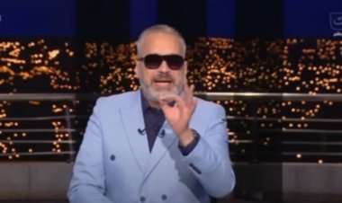 «قبل ما تهاجم إفهم».. تامر أمين يرد على الساخرين من ظهوره بنضارة شمس في برنامجه