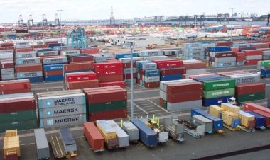 المستوردين: البضائع في الموانئ منذ 12 شهرًا وهو ما تسبب بارتفاع الأسعار 