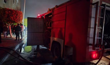 إخماد حريق  شب فى محل تجاري بمنطقة 15 مايو