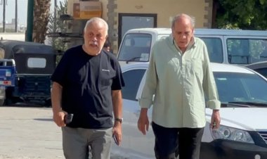 بعد انتهاء أزمته مع النقابة.. ظهور منير مكرم برفقة أشرف زكي في جنازة محمد الشرشابي