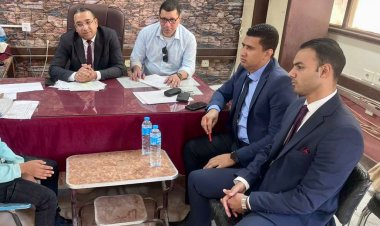 النيابة الإدارية بالبلينا تنتقل إلى مدرسة ابتدائية لفحص واقعة تعدي معلمة بالضرب على تلميذ باستخدام "خرطوم أسطوانة غاز"