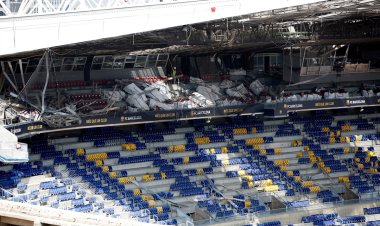 ضربوا بعض بألواح خشب.. مشاجرة كبيرة بين عمال ملعب برشلونة الجديدة