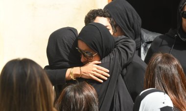 انهيار الفنانة ريم مصطفى أثناء تشييع جثمان والدتها.. ويوسف الشريف أول الحاضرين