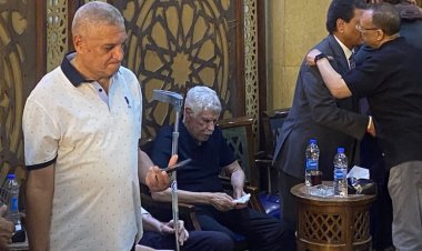 بينهم الخطيب وحسن شحاتة.. نجوم الكرة في عزاء نصر إبراهيم | صور