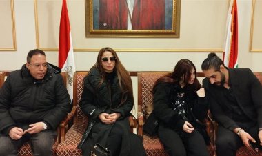 دوللي شاهين تستقبل المعزين في قداس والدتها بالقاهرة