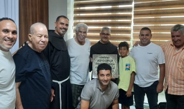 الأب بطرس دانيال يزور كابتن حسن شحاتة بمستشفى الناس