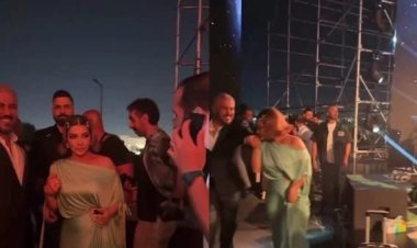 أصالة تثير الجدل بسبب تقبيل يد زوجها قبل صعودها على المسرح
