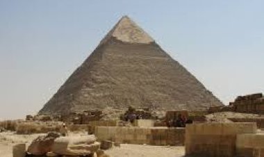 القبض على مهندس معماري أثناء محاولته تسلق هرم خفرع