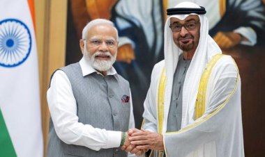 رئيس الإمارات يستقبل رئيس وزراء الهند لدى وصوله أبوظبي