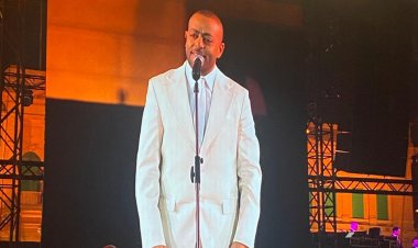 بكاء تامر عاشور في حفله بقصر عابدين بعد غنائه مجموعة أغاني حزينة