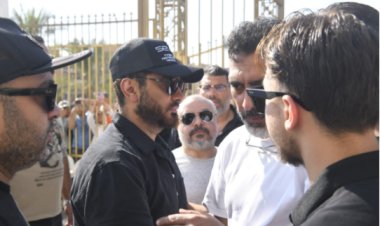 ملامح الحزن تسيطر عليه.. تامر حسني يتلقى عزاء والده أثناء جنازته بحضور واسع من نجوم الفن