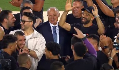 حمادة هلال وأحمد سعد يشعلان أجواء استاد القاهرة احتفالا بالتأهل للمونديال | صور