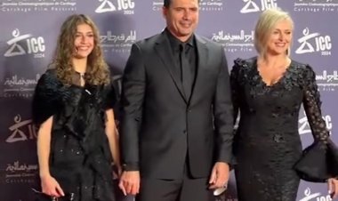 مع زوجته وابنته.. كيف علق ظافر العابدين على تكريمه فى ختام مهرجان قرطاج السينمائى