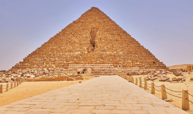 رفض مشروع "تبليط" الهرم..  تفاصيل بيان اللجنة العلمية بشأن ترميم "منكاورع"