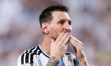 الإعلامي فتحي سند يشيد بإنجازات ميسي بعد تسجيله هاتريك في منتخب الجزائر