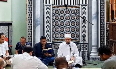 بين صفوف المصلين.. أحمد فلوكس يستقبل الأيام المباركة بتلاوة القرآن في الغردقة