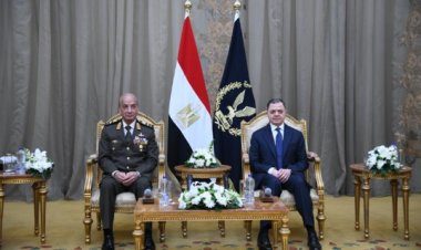وزير الدفاع يهنئ وزير الداخلية ورجال الأمن بعيد الشرطة