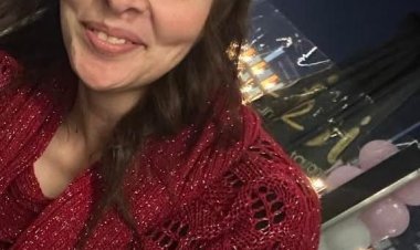 بعد إخلاء سبيلها.. زوجة الفنان الراحل سعيد مختار تثير الجدل بتعليق: "الكلاب تعوي والقافلة تسير"