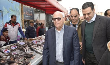 محافظ بورسعيد يلتقي عددًا من أهالي حي المناخ خلال تفقده مشروعات الطرق