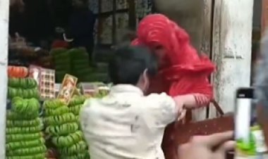 مقطع فيديو يثير الجدل.. مشاجرة تشبه المصارعة بين زوجين