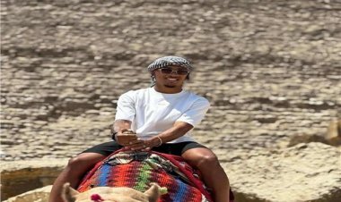 نجم الزمالك البرازيلي "خوان ألفينا" يزور الأهرامات برفقة أسرته | صور