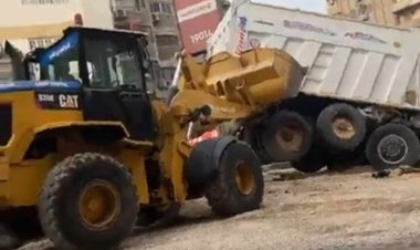 بسبب ماسورة مياه.. انقلاب تريلا بميدان حلمية الزيتون