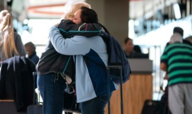 3 دقائق فقط.. مطار دولي يحدد مدة زمنية لـ« حضن المطارات»